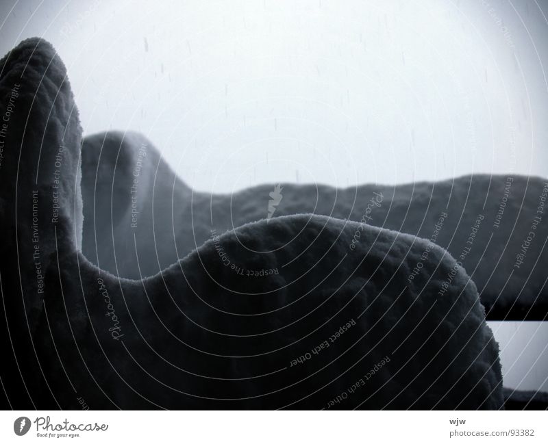 Schneehorizonte frisch unberührt weiß kalt Nebel grau Balkon Tisch abstrakt Licht schwarz schlechtes Wetter Einsamkeit Stillleben ruhig Silhouette