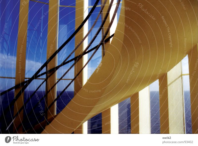 Treppenhaus am Meer Farbfoto mehrfarbig Innenaufnahme Detailaufnahme abstrakt Menschenleer Textfreiraum rechts Morgen Licht Sonnenlicht Schwache Tiefenschärfe