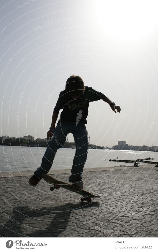 Skate into the sun Skateboarding Dubai Sonnenuntergang Victoria & Albert Waterfront Funsport Wasser Creek Board Ollie