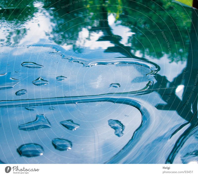 Regenwasser auf einem blauen Gartentisch mit Spiegelung Farbfoto Außenaufnahme Detailaufnahme Menschenleer Reflexion & Spiegelung Umwelt Natur Urelemente Wasser