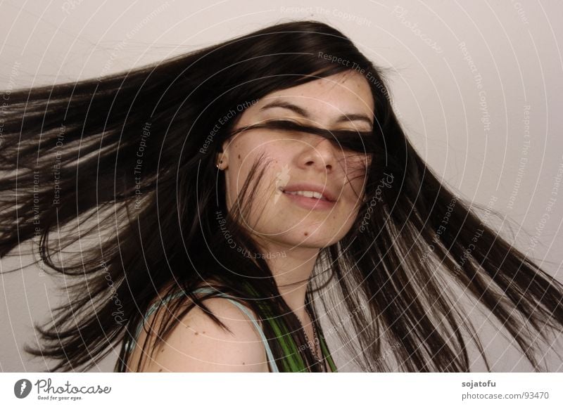 Schwung durch Drehung Frau drehen schwarzhaarig Haare & Frisuren fliegen haare schwingen haare fliegen Leberfleck