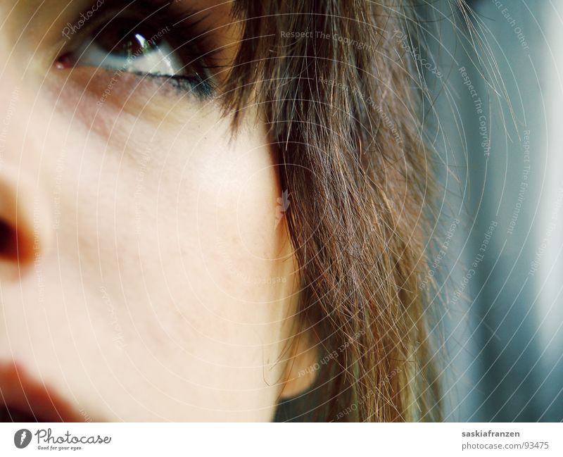 pars pro toto. Teilung Lippen braunes Auge brünett Mädchen geschminkt Schminke Zukunft Blick Wunsch Jugendliche Detailaufnahme Gesicht Haare & Frisuren Nase