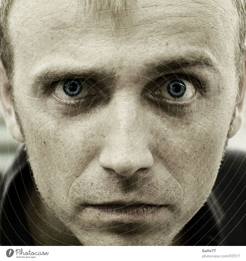 Hypnose Porträt Mann hypnotisch Blick direkt unheimlich Eyecatcher Aussehen Angst Panik Gesicht Auge blau Konzentration suggestion