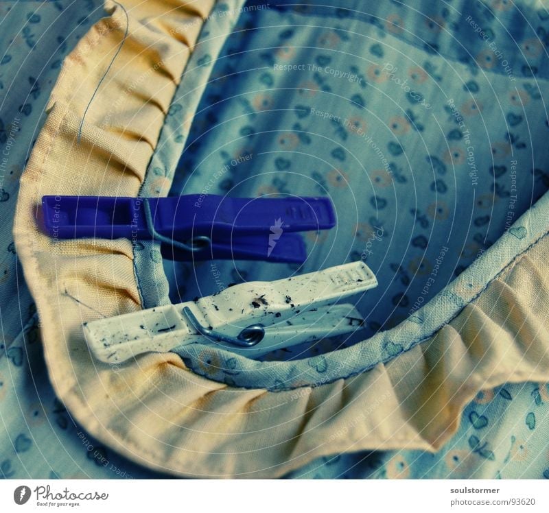 Klammerbeutel Wäscheklammern Kleid Sauberkeit dreckig Waschmaschine Wäscheleine gelb violett weiß Blume Cross Processing Kragen klein schön blau Herz