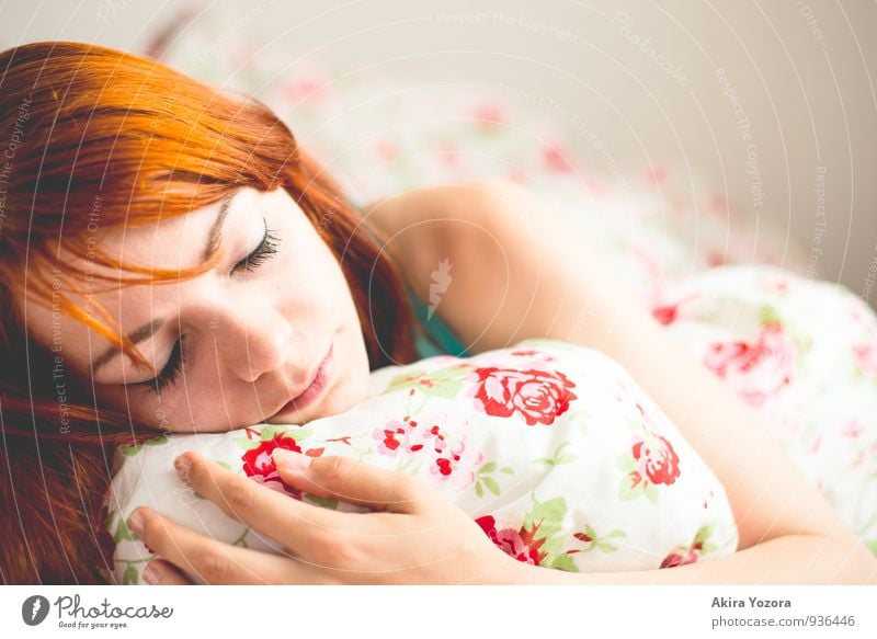 In Dreams Erholung Bett feminin Junge Frau Jugendliche Gesicht 1 Mensch 18-30 Jahre Erwachsene rothaarig berühren festhalten liegen schlafen träumen grau grün