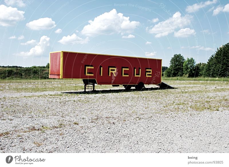 Flohzirkus zieht weiter Wagen Zirkus Anhänger Container Lastwagen einladen Verkehrsmittel Güterverkehr & Logistik Schlagschatten Kultur Auflieger Menschenleer
