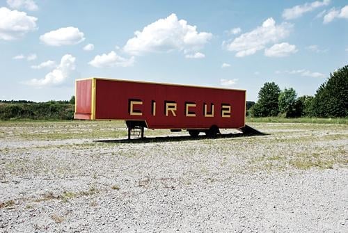 Flohzirkus zieht weiter Wagen Zirkus Anhänger Container Lastwagen einladen Verkehrsmittel Güterverkehr & Logistik Schlagschatten Kultur Auflieger Menschenleer