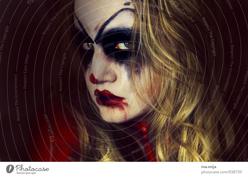 weiblicher Horrorclown Feste & Feiern Karneval Halloween Mensch feminin 1 blond langhaarig dunkel Gefühle Stimmung Tugend Laster Todesangst gefährlich Wut Ärger