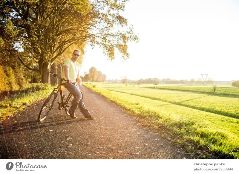 Gut beraden sportlich Freizeit & Hobby Ausflug Sport Fahrradfahren Mann Erwachsene 1 Mensch 30-45 Jahre Sommer Herbst Schönes Wetter Wiese Straße Wege & Pfade