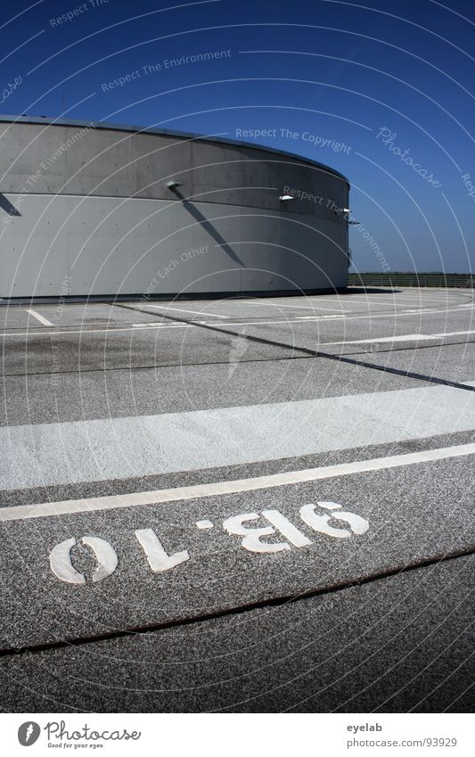 0Lº86 = 9B.10 Parkhaus rund Etage Kosten grau mehrstöckig Garage KFZ Verkehr Tag Beton Stahl Einfahrt Eingang Ausgang leer Schleife Platz weiß Typographie Text