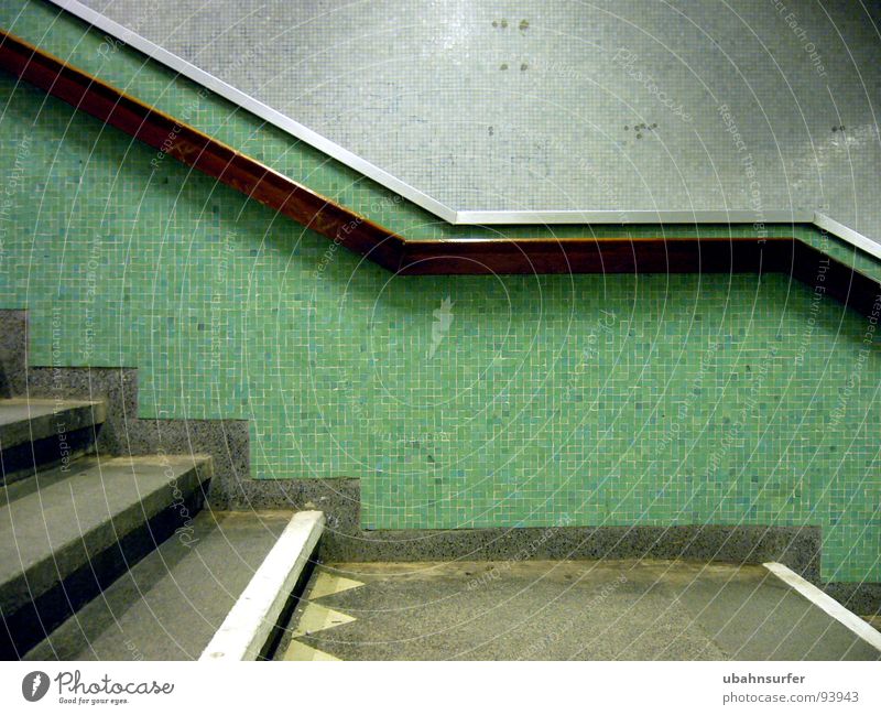 abgang bequem dunkel fahren festhalten gestalten Griff grün abwärts Innenaufnahme Kunstlicht langsam mint Mosaik Oberfläche Rolltreppe Station Stein U-Bahn