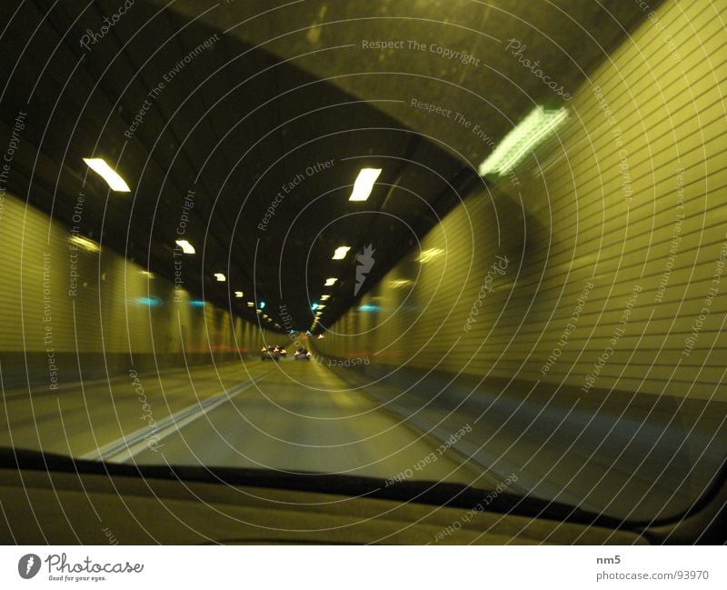 Tunnelblick in Hamburg Windschutzscheibe dunkel Momentaufnahme Geschwindigkeit fahren PKW Licht Sankt Pauli-Elbtunnel