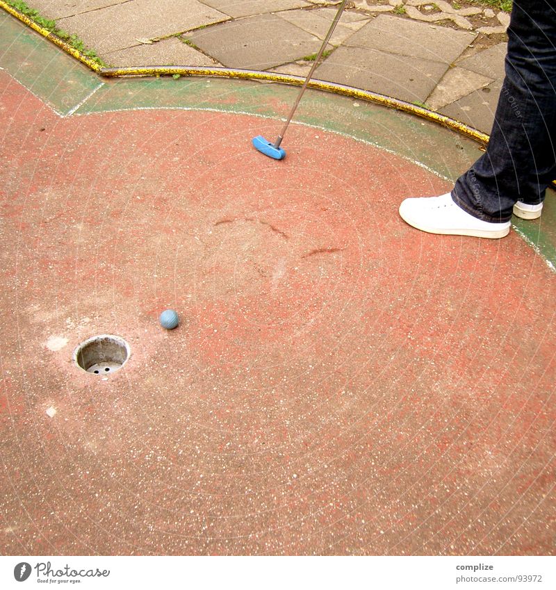 knapp vorbei.... Minigolf Golfball alt Spieler zielen Freizeit & Hobby schlagen Bewegung Treffer Sonntag Konzentration Freude Genauigkeit Loch Spielen