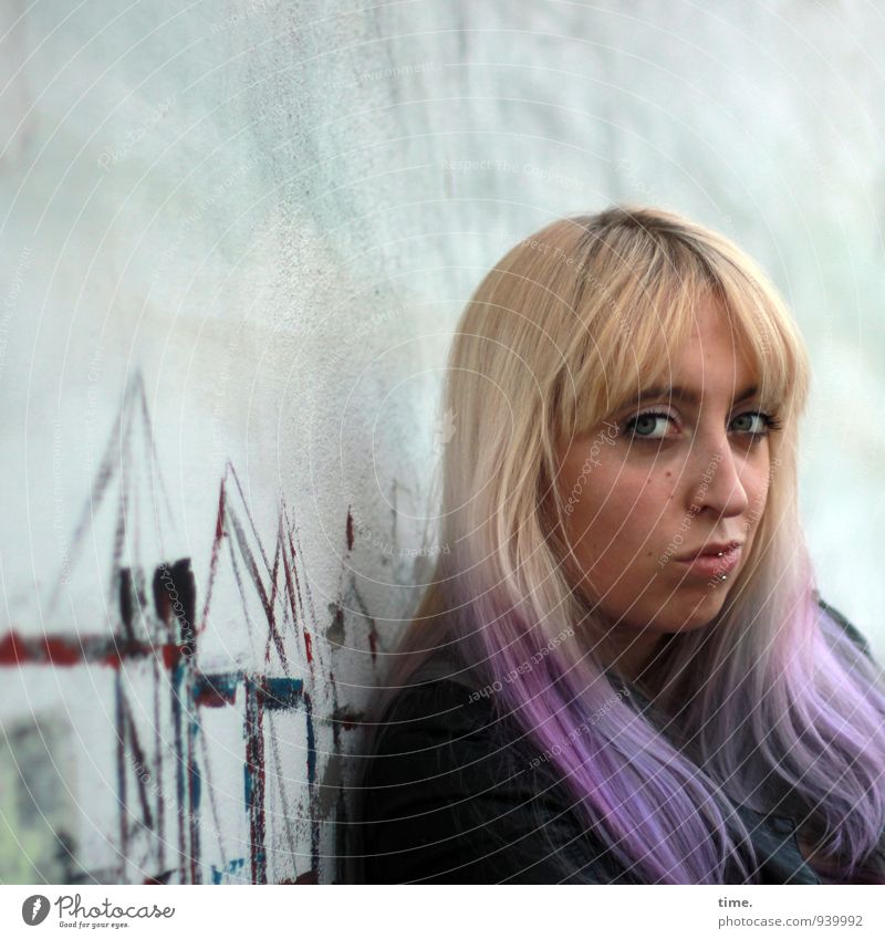 Lilly feminin Junge Frau Jugendliche 1 Mensch 18-30 Jahre Erwachsene Kunst Gemälde Wandmalereien Mauer Jacke Piercing blond langhaarig Punk beobachten Blick