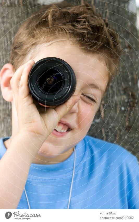 Entdeckung Schüler Fotokamera Technik & Technologie Wissenschaften Junge beobachten Denken entdecken Lächeln lesen Blick klug Neugier Interesse Bildung