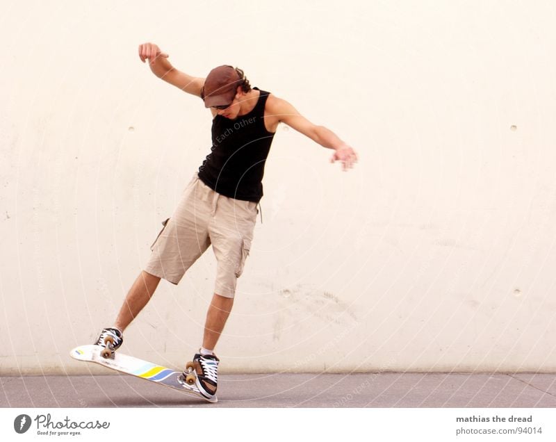 Bodenkontakt Sport Gesundheit Skateboarding Casper Freestyle Mann Junger Mann Sommer Hose Shorts Sonnenbrille Beton Wand Hintergrundbild weiß Freude Spielen