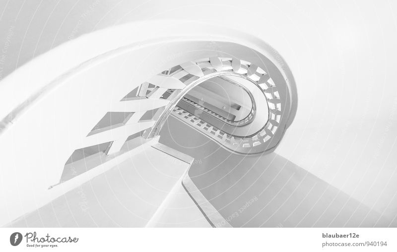 weisses Treppenhaus Menschenleer Gebäude Architektur ästhetisch Treppengeländer Schwarzweißfoto Innenaufnahme High Key Starke Tiefenschärfe Froschperspektive