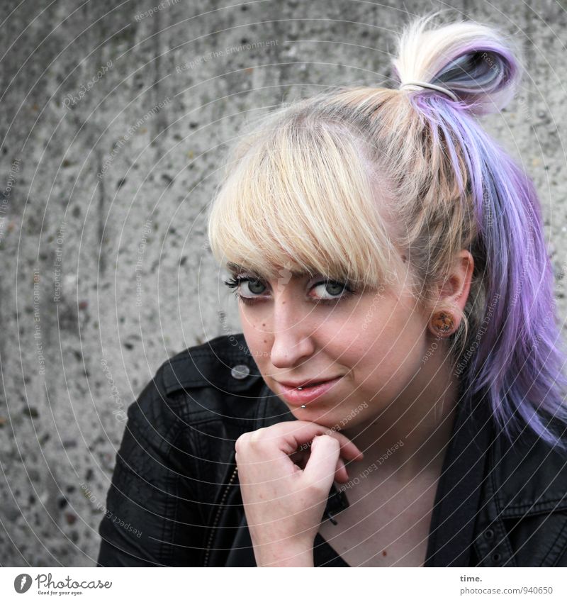 Lilly feminin Junge Frau Jugendliche 1 Mensch 18-30 Jahre Erwachsene Mauer Wand Jacke Piercing blond langhaarig Zopf Punk beobachten Blick warten Freundlichkeit