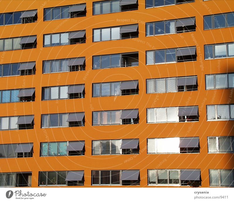 orangefarbenes Haus Balkon Neubau Fensterfront Architektur Berlin Stadt