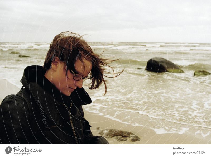 Windstoß auf Rügen Strand Brille Wellen Wolken Küste Wasser Stein Mensch Haare & Frisuren Sand