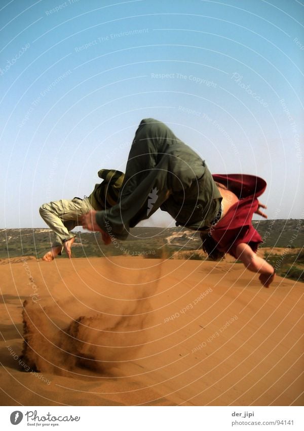 Backflip Rückwärtssalto Jugendliche Salto springen Staub frei Freude Sport Spielen Wüste Sahara Glück Stranddüne Sand fliegen Freiheit