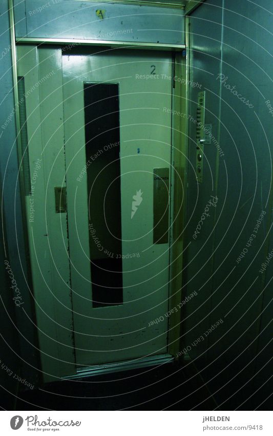 arbeiterschliessfach vertikalbeförderungssystem Fahrstuhl dunkel grün Plattenbau Arbeiter Emotiondesign Elektrisches Gerät Technik & Technologie