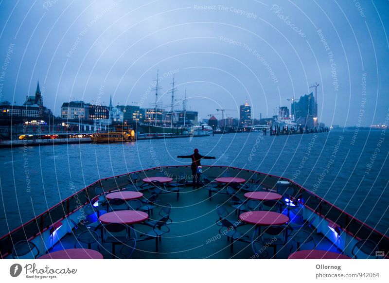 Hamtanic Verkehrsmittel Öffentlicher Personennahverkehr Schifffahrt Bootsfahrt Passagierschiff Fähre Hafen An Bord träumen blau Farbfoto Außenaufnahme