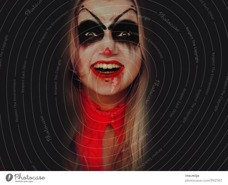 gruselige junge lachende Frau als Horrorclown geschminkt Feste & Feiern Karneval Halloween Mensch feminin Gesicht 1 Wut rot schwarz Gefühle Stimmung Aggression