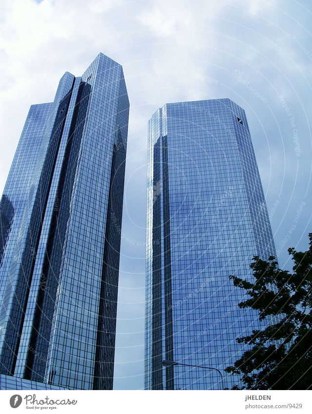 db Stil Kapitalwirtschaft Himmel Wolken Stadt Skyline Hochhaus Beton Glas Stahl alt historisch modern neu blau Versicherung Frankfurt am Main Emotiondesign