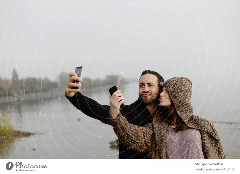 Selfie im Doppelpack Mensch maskulin Junge Frau Jugendliche Junger Mann Erwachsene Freundschaft Paar Partner 2 18-30 Jahre 30-45 Jahre Jugendkultur Nebel Regen