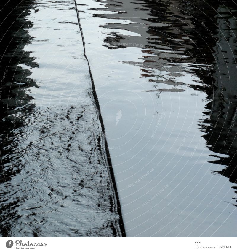 Freiburger Perspektiven 3 grau Reflexion & Spiegelung nass Fluss Bach Wasser Abwasserkanal Flußwehr Staustufe Wasseroberfläche Wasserspiegelung