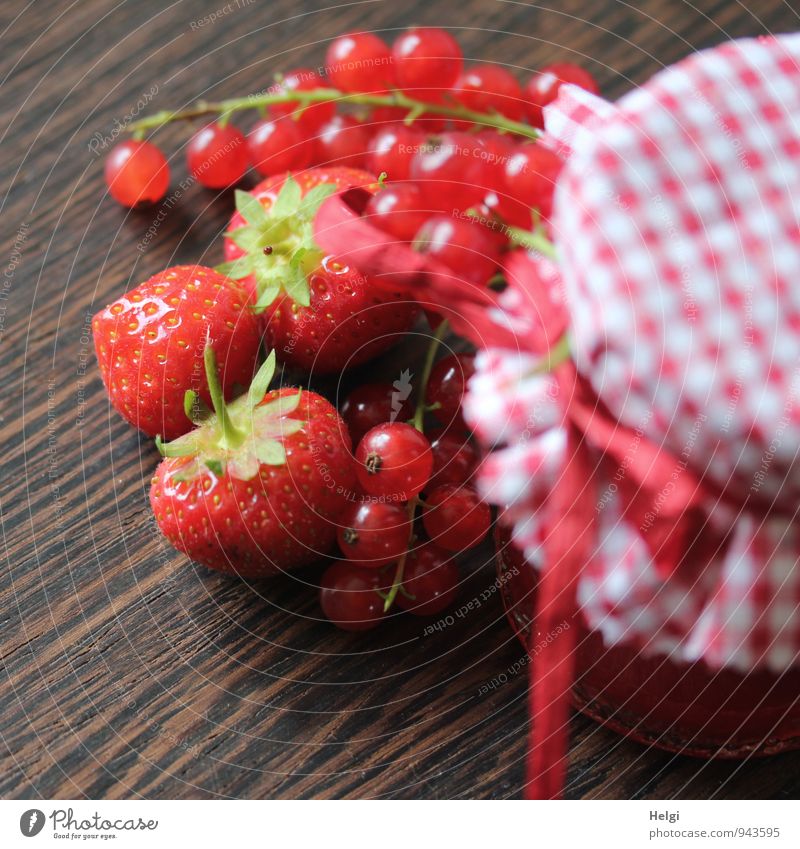 Erdbeer-Johannisbeer-Marmelade Lebensmittel Frucht Erdbeeren Johannisbeeren Ernährung Glas Dekoration & Verzierung Stoff Schleife Bast Holz liegen stehen