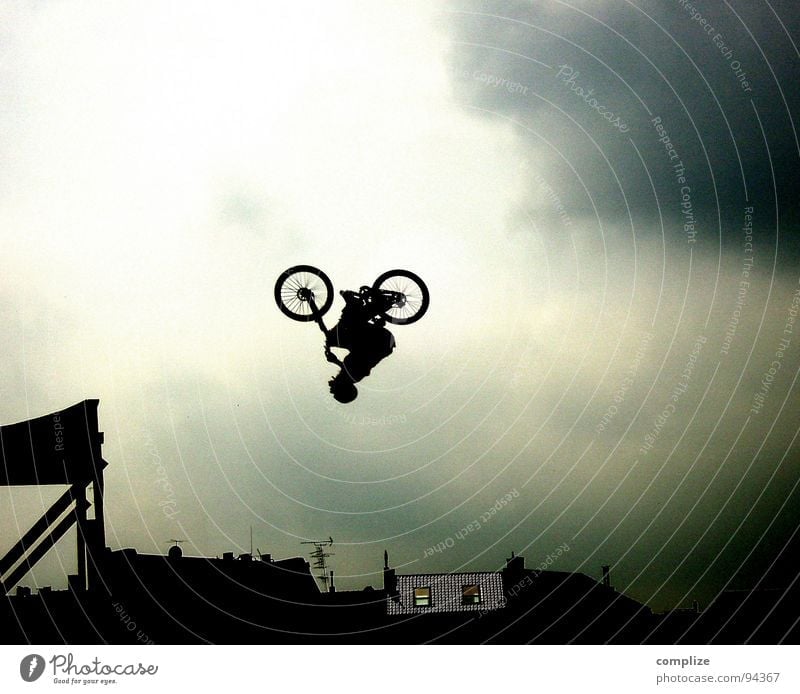 ..off Sport Fahrradfahren Luftverkehr Mann Erwachsene Kunst Zirkus Show Himmel fliegen verrückt Geschwindigkeit Kraft Mut Angst Respekt Beginn Konzentration