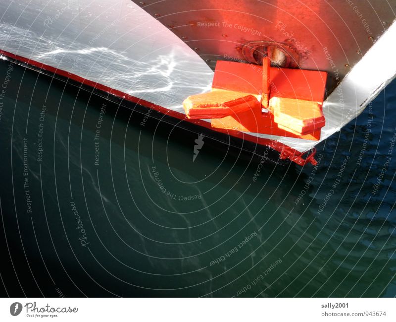 Bringt Farbe ins Meer... Schifffahrt Hafen Anker Wasserfahrzeug glänzend maritim orange rot Zufriedenheit leuchten Schiffsbug ankern Anstrich Sicherheit