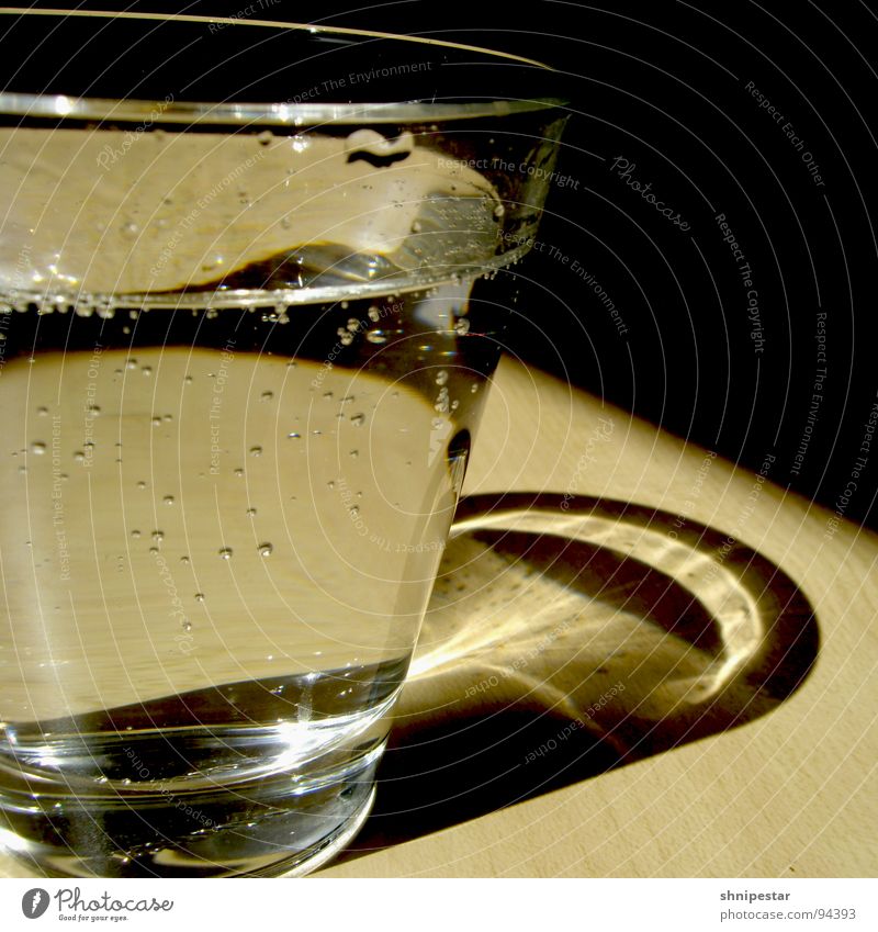 Kaltes Klares Wasser kalt Kohlensäure Quadrat Mittagspause Getränk Erfrischung Gesundheit Küche Glas Reflexion & Spiegelung Blase Schatten Kontrast Anschnitt