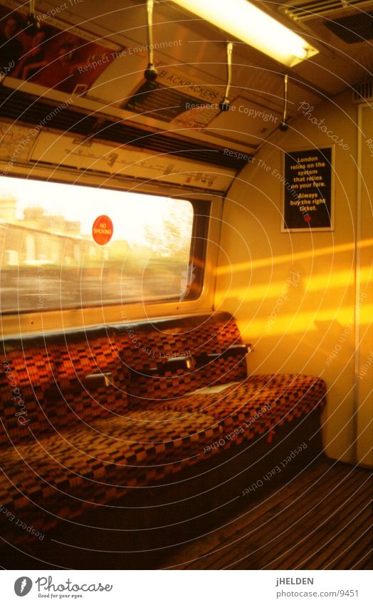 london underground Sonne Verkehr Öffentlicher Personennahverkehr U-Bahn Hinweisschild Warnschild sitzen London Underground leer offen England Rauchen verboten