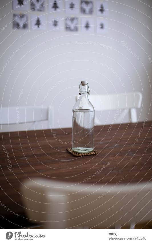 Wasser Erfrischungsgetränk Trinkwasser Flasche Wohnzimmer Tisch Tischplatte kalt grau Farbfoto Gedeckte Farben Innenaufnahme Menschenleer Tag