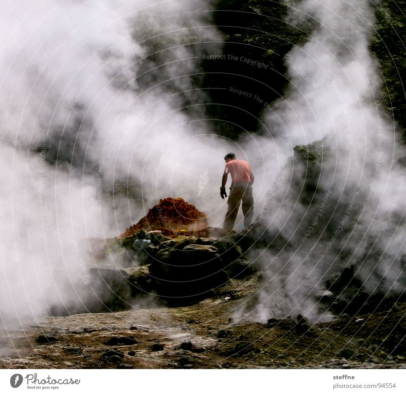 Vulkanarbeiter Italien Neapel Schwefel Arbeiter Rauch Physik Arbeit & Erwerbstätigkeit rot gelb schwarz weiß grün Tourist Souvenir Dienstleistungsgewerbe Feuer