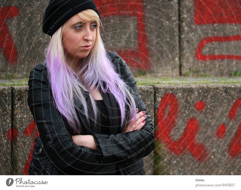 Lilly feminin Junge Frau Jugendliche 1 Mensch Mauer Wand Jacke Piercing Mütze blond langhaarig Punk Schriftzeichen Graffiti beobachten festhalten Blick warten