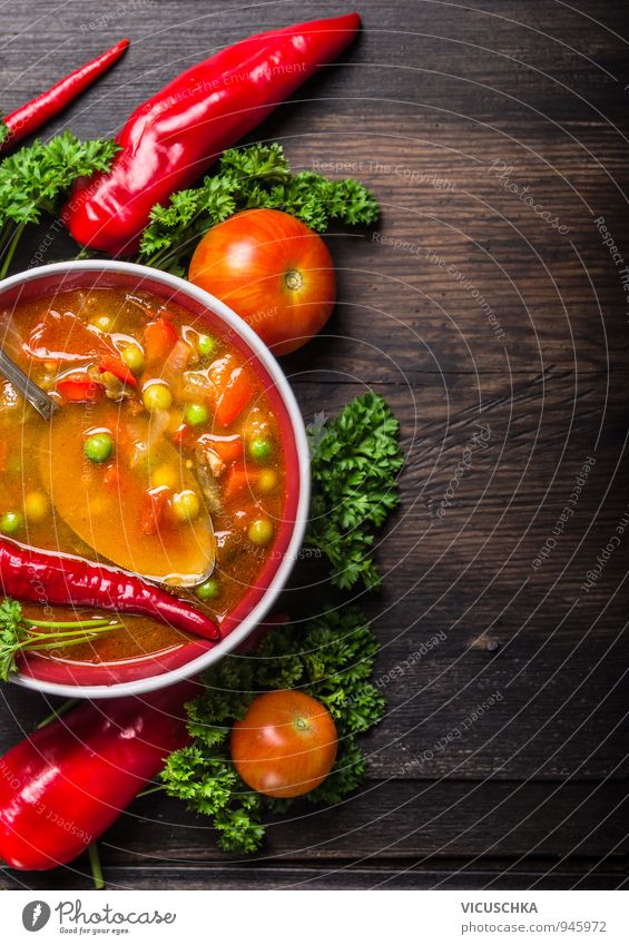 Minestrone Suppe auf dunklem altem Tisch Lebensmittel Gemüse Eintopf Ernährung Mittagessen Festessen Bioprodukte Vegetarische Ernährung Diät Italienische Küche