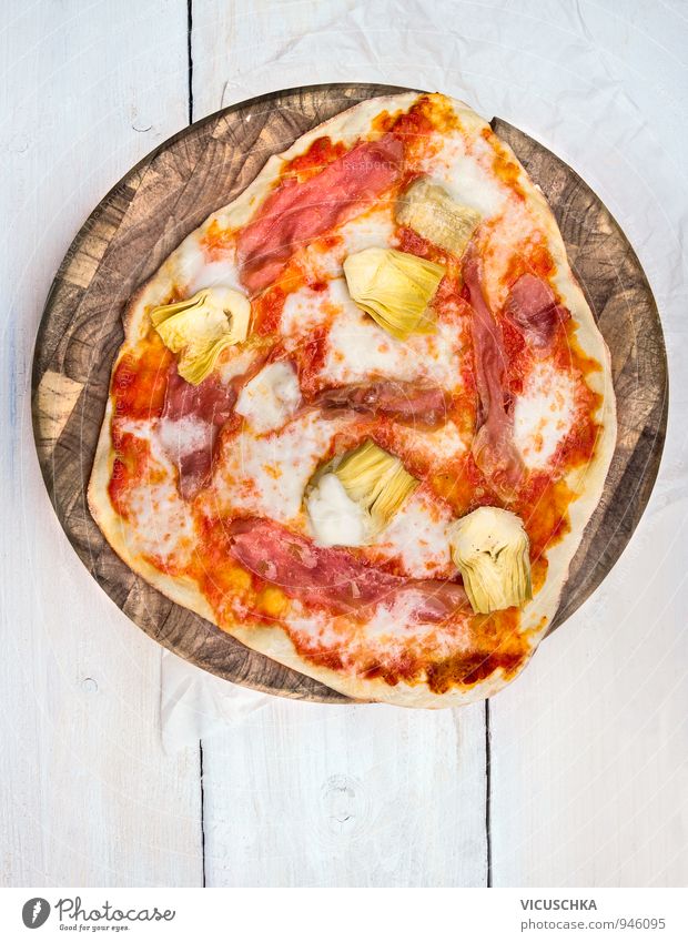 Hausgemachte Pizza Lebensmittel Fleisch Käse Gemüse Ernährung Mittagessen Bioprodukte Italienische Küche braun gelb rot weiß Hintergrundbild Mozzarella