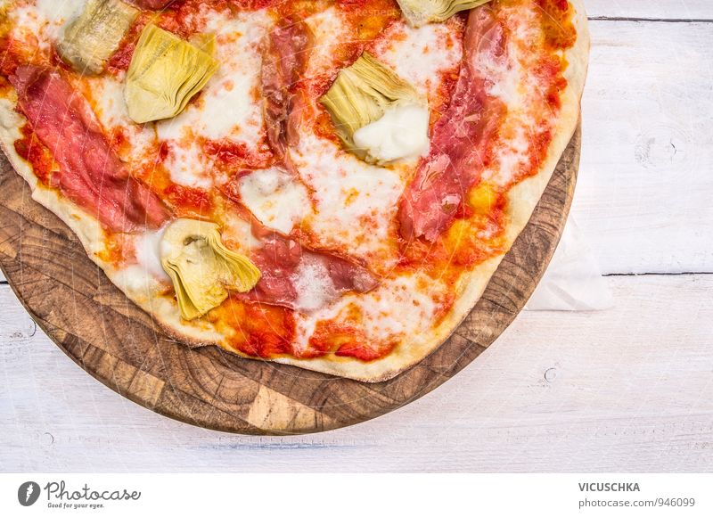 Pizza mit Artischocken auf Schneidebrett Fleisch Käse Gemüse Brot Ernährung Mittagessen Abendessen Lifestyle Freizeit & Hobby braun gelb weiß Hintergrundbild