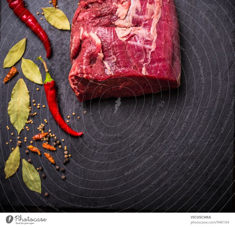 Rohe Rindfleisch Filet mit Gewürzen auf schwarzem Schiefer Lebensmittel Fleisch Kräuter & Gewürze Ernährung Abendessen Festessen Bioprodukte Diät Lifestyle