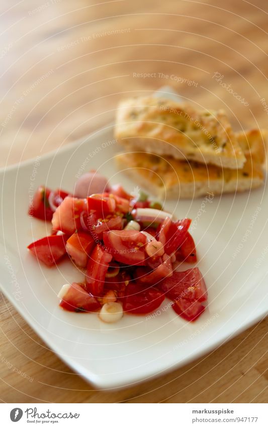 tomatensalat mit focaccia Lebensmittel Gemüse Kräuter & Gewürze Öl Tomatensalat Brot Ernährung Essen Picknick Bioprodukte Vegetarische Ernährung Diät Fasten