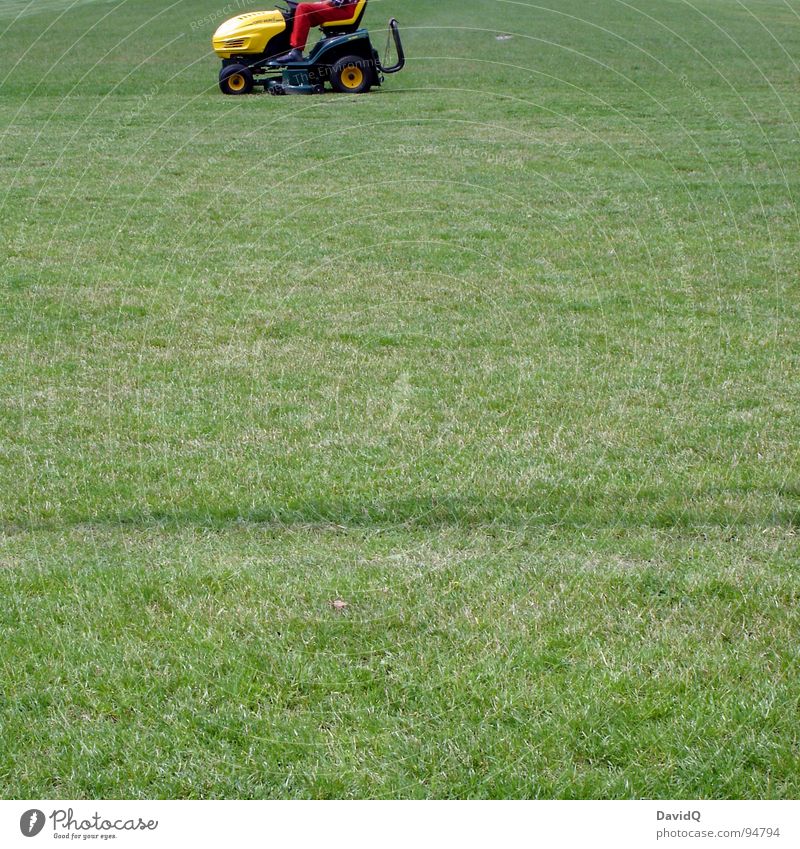 Rasenfriseur Sportplatz Wiese Traktor Rasenmäher geschnitten grün gelb rot Freizeit & Hobby Dienstleistungsgewerbe Haarschnitt Stoppel trimmen rasenmähen