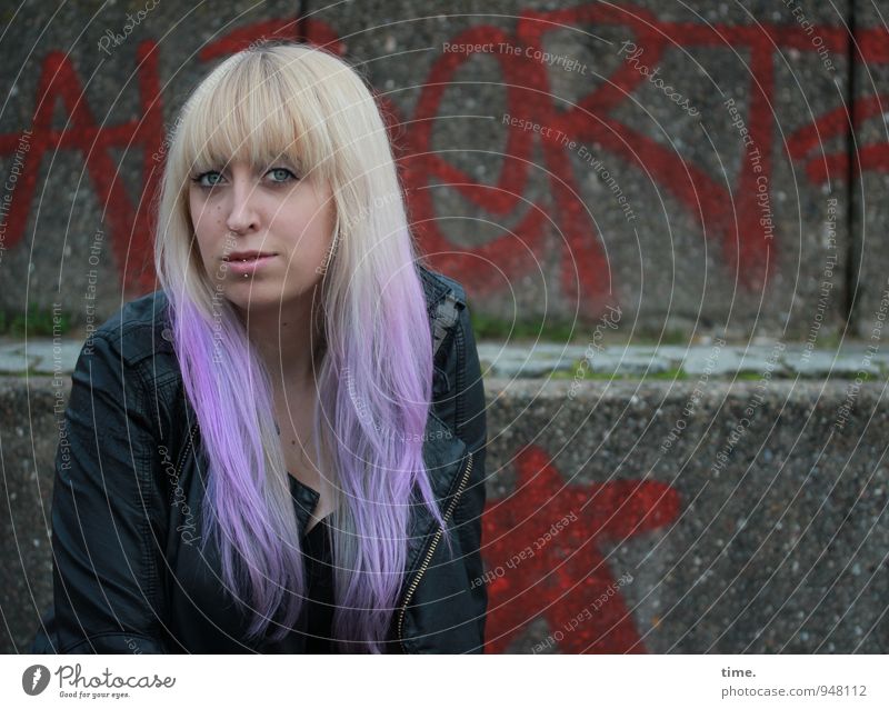 . feminin Junge Frau Jugendliche 1 Mensch Mauer Wand Treppe Jacke Piercing Haare & Frisuren blond langhaarig Pony Punk Graffiti beobachten Blick warten schön