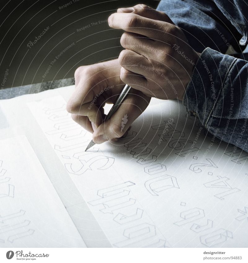 Erinnerung Bildhauer Wort Text Hand Skalpell Handwerk Schriftzeichen Messer Cutter Typographie Buchstaben Kalligraphie ausgeschnitten Frakturschrift