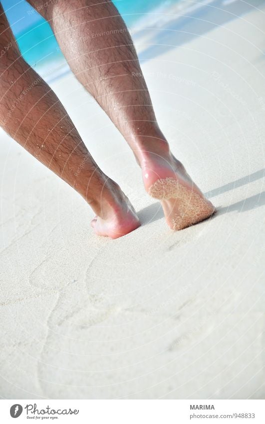 man takes a beach walk exotisch Erholung ruhig Ferien & Urlaub & Reisen Sommer Sonne Strand Meer Mensch Mann Erwachsene Natur Sand Wasser Behaarung Fußspur