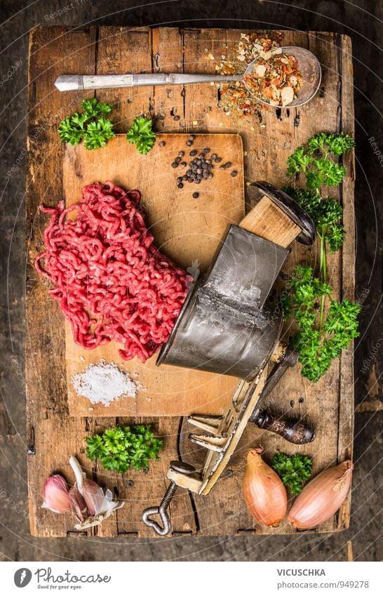 Hackfleisch in vintagen Fleischwolf mit Kräutern und Gewürzen. Lebensmittel Gemüse Kräuter & Gewürze Ernährung Mittagessen Abendessen Bioprodukte Diät Lifestyle