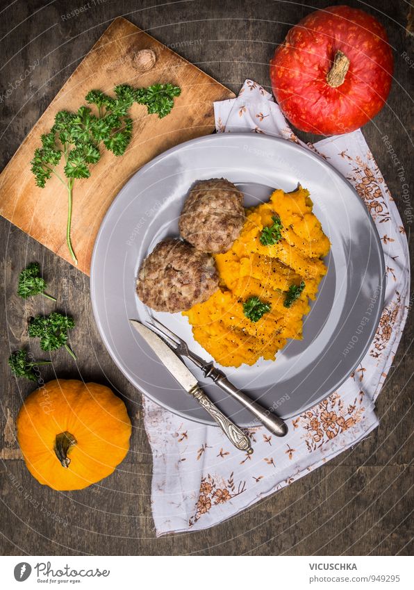 Kürbis Püree mit Fleisch Buletten. Lebensmittel Gemüse Ernährung Mittagessen Abendessen Festessen Bioprodukte Diät Geschirr Teller Besteck Messer Gabel